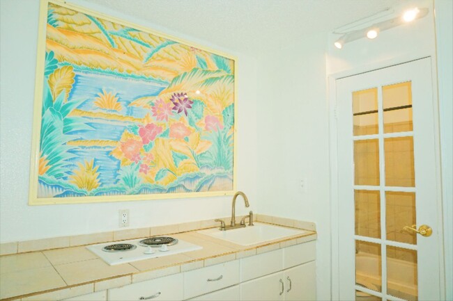 Building Photo - Cozy, Pet Friendly, Waikiki Studio