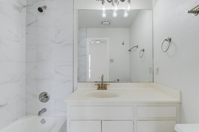 Building Photo - Cozy, Freshly Updated 3-bedroom 2-bathroom...