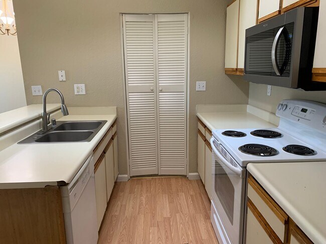 Building Photo - Ready for Move In! Townhome in Brentwood G...