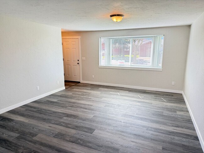Building Photo - New 2 bed 1 1/2 bath duplex in Springfield!