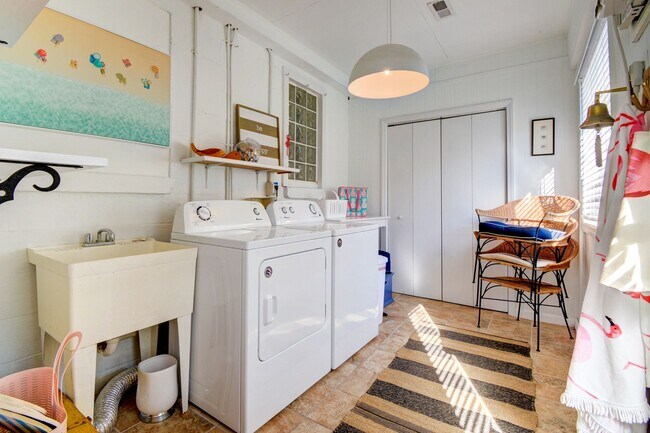 Building Photo - Off Season Coastal Cottage September 2026 through Mid February 2027- Fully Furnished- 3 Month Min...