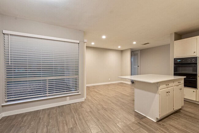 Building Photo - Beautiful 4 Bedroom, 2 Bathroom home in no...