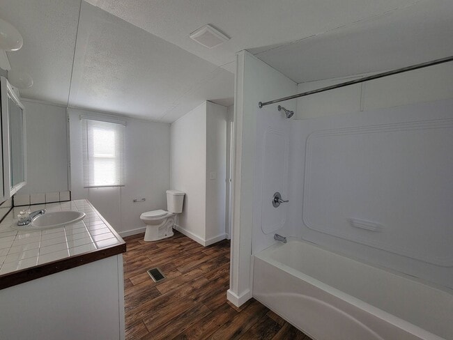 Building Photo - Ready to Move in