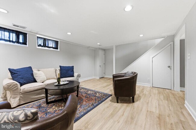 Building Photo - 6467 Blenheim Rd