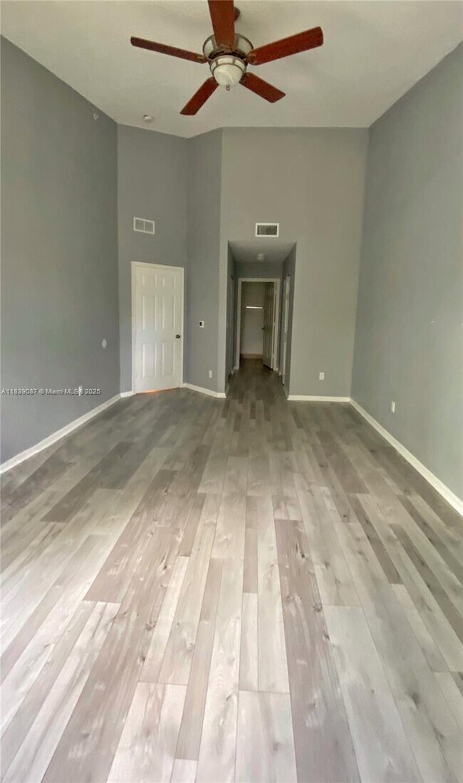Building Photo - 2941 Riverside Dr