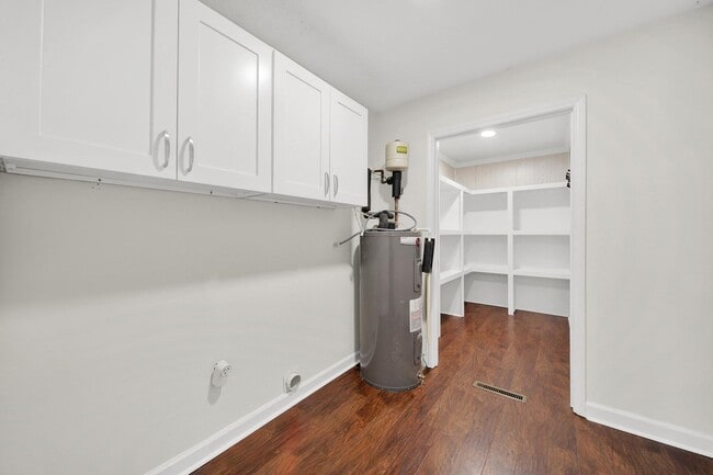 Building Photo - Beautifully Renovated Three Bed Two Bath R...