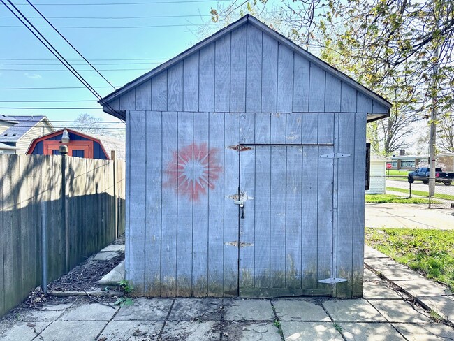 Building Photo - 1697 London