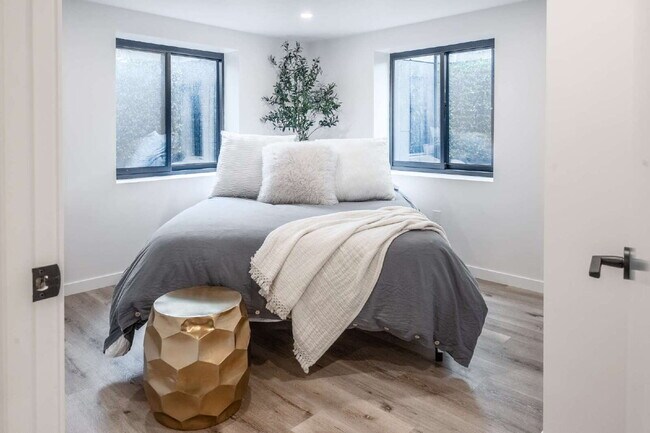 Building Photo - Modern Luxury Rental with Unobstructed Fla...