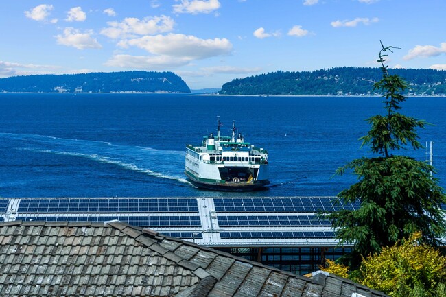 Building Photo - Mukilteo Old Town 5 Bedroom View Home