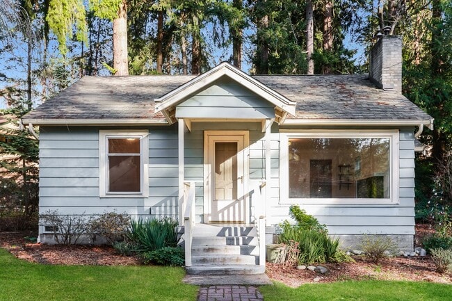 Building Photo - Charming 2 bed, 1 bath beautiful fir hardwood floors minutes to everything.