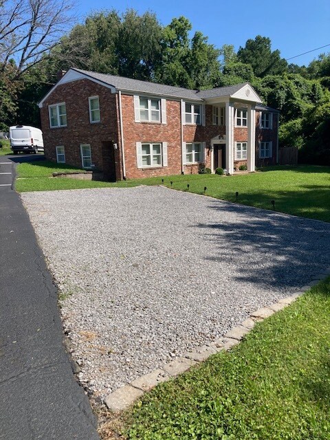 Plenty of Free Parking - 2018 Lebanon Pike