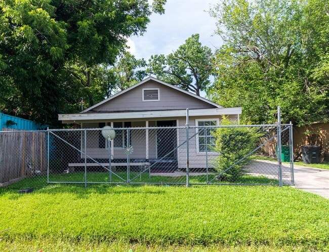 Primary Photo - 4634 Clover St