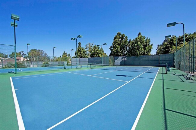 Building Photo - Spacious and remodeled 2 Bed 2.5 baths in ...