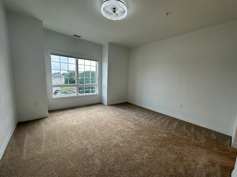 Building Photo - 1292 Laskin Rd