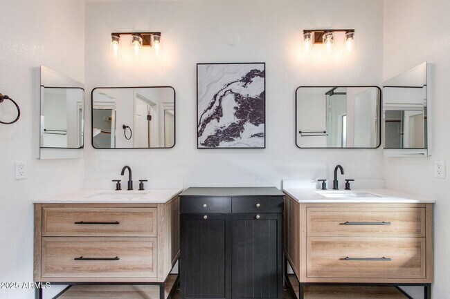 Building Photo - 5513 E Grovers Ave