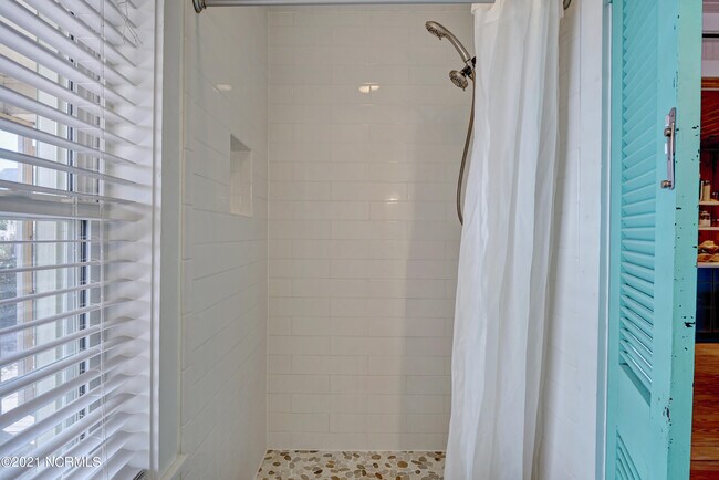 Building Photo - 2681 Island Dr