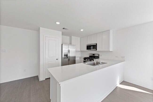 Building Photo - Cozy Living in Baytown