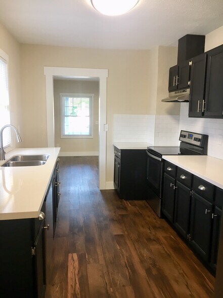 Kitchen - 613 Broadway Ave