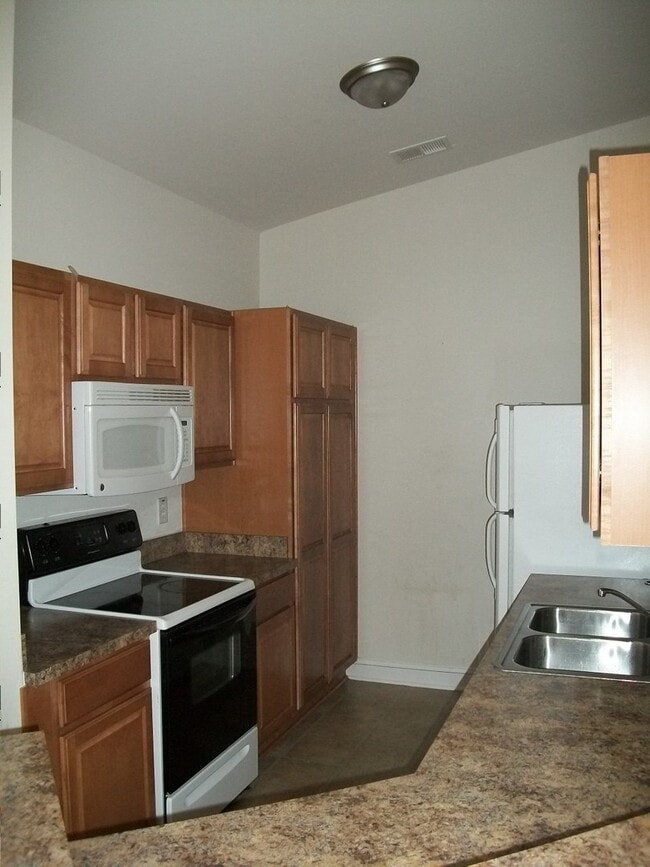 Building Photo - 3 Bed / 2 Bath Condo for Rent at Preserve at St. James