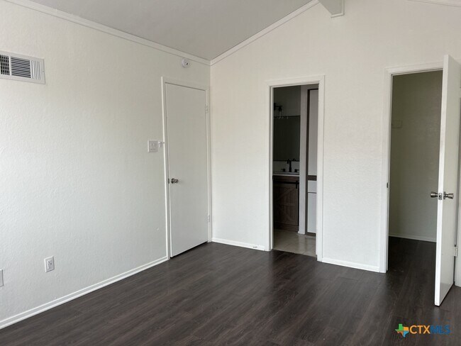 Building Photo - 1218 Westway Cir