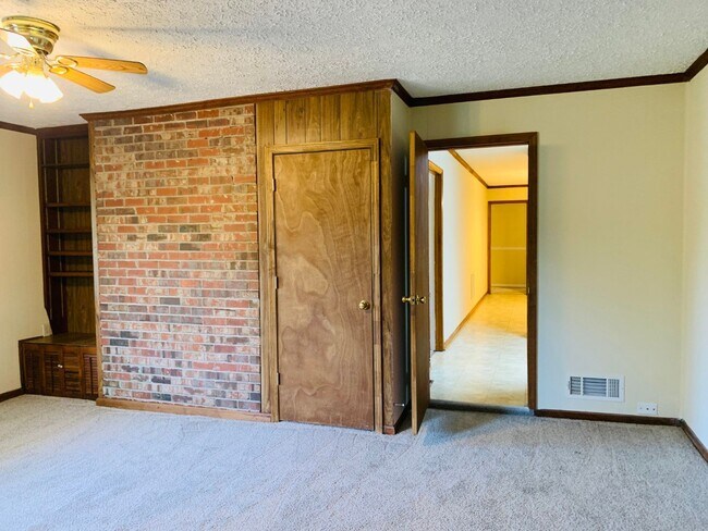 Building Photo - Wow, great location, newly renovated, 4 beds/2 bath, private fenced yard, sun room/office, must see!