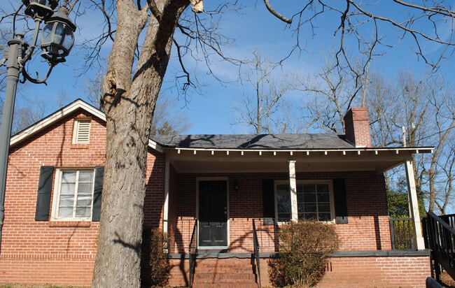 Building Photo - 3BR Brick House