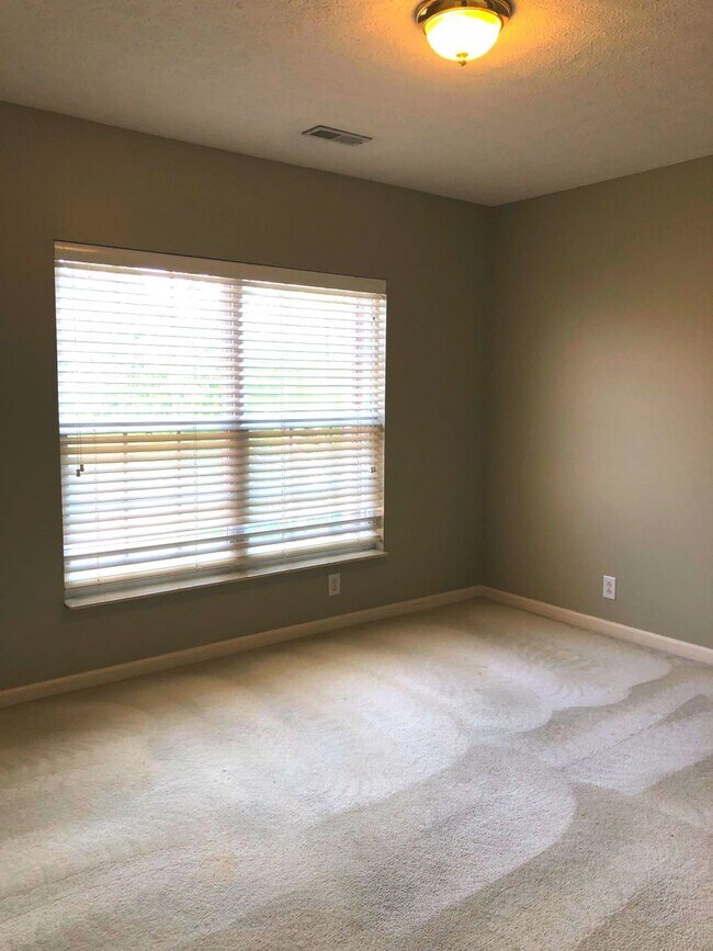 Building Photo - 4-Bedroom Home in Hendersonville!