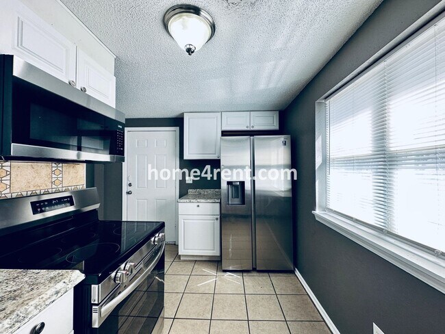 Building Photo - Updated 3 Bed, 2 Bath Ranch Home near Downtown Olathe!