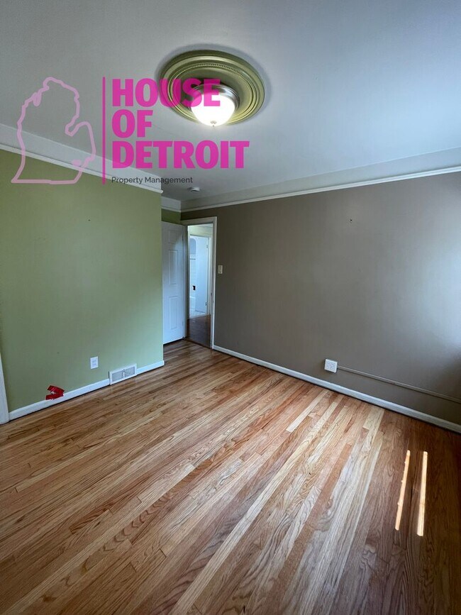 Building Photo - 3 BEDROOM 1 BATH BUNGALOW FREE PRE-SCREEN