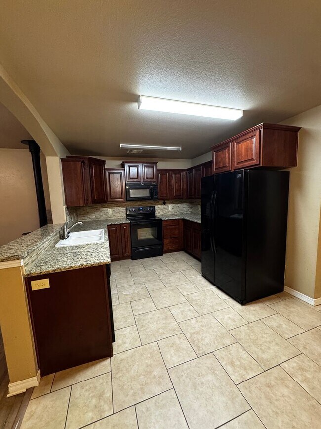 Building Photo - Located in Tradewinds! 3/2/2