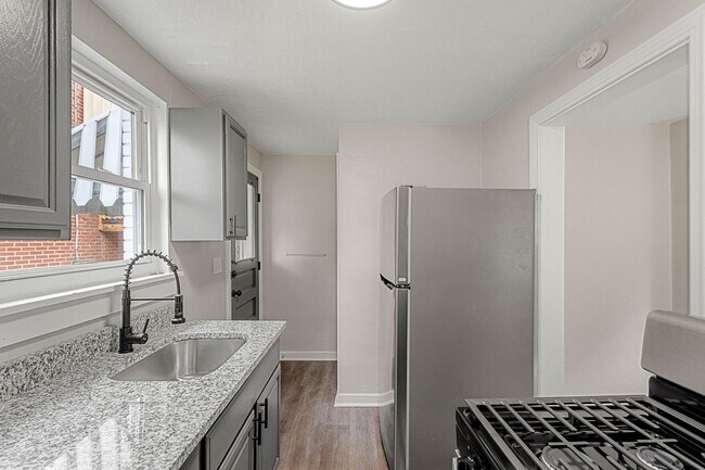 Building Photo - Stunning 2 bedroom home in Penn Avenue available August 1!