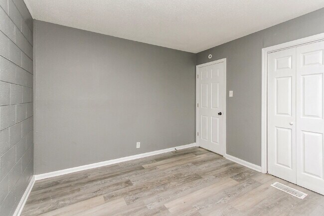 Building Photo - Charming 2 Bed, 1 Bath Apartment in Indianapolis - Don't Miss Out!