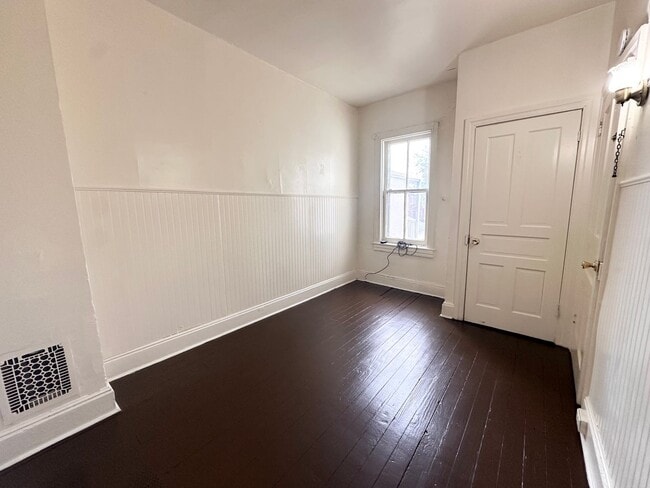 Building Photo - 4 Bedroom 1 Bathroom w/Garage in York City!