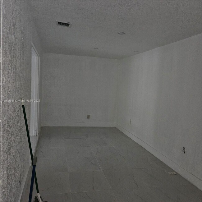 Building Photo - 14710 NE 5th Ct