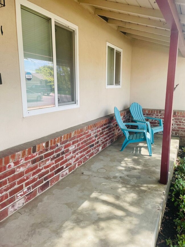 Building Photo - Renovated 2bed/1bath Duplex