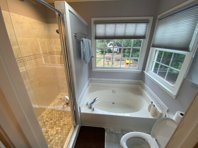 Building Photo - Room in House on Daingerfield Dr