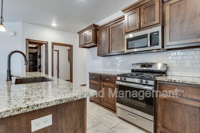 Building Photo - 2200 Alta Vista Ln