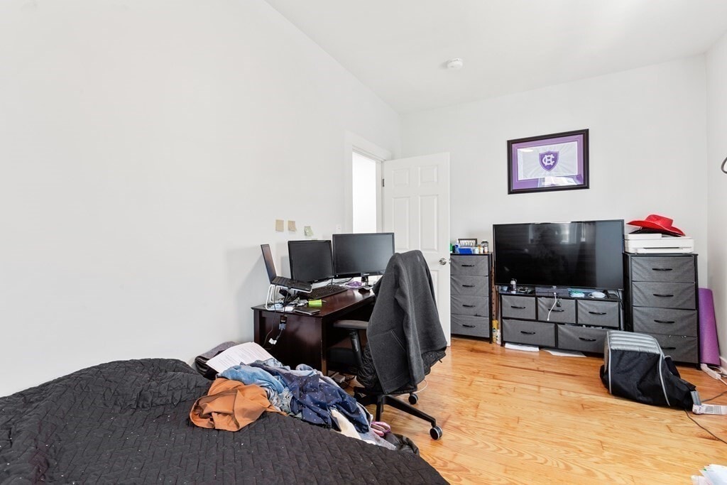 Building Photo - 651 E 7th St