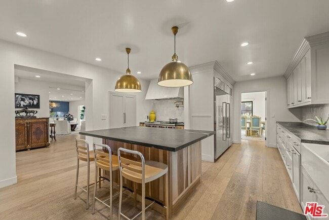 Building Photo - 520 N Bedford Dr