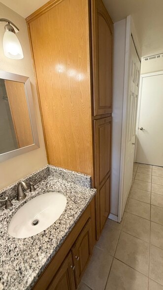 Building Photo - 3802 N Oak Dr