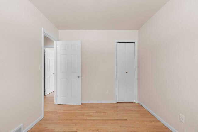 Building Photo - 1045 Green Acres Ln