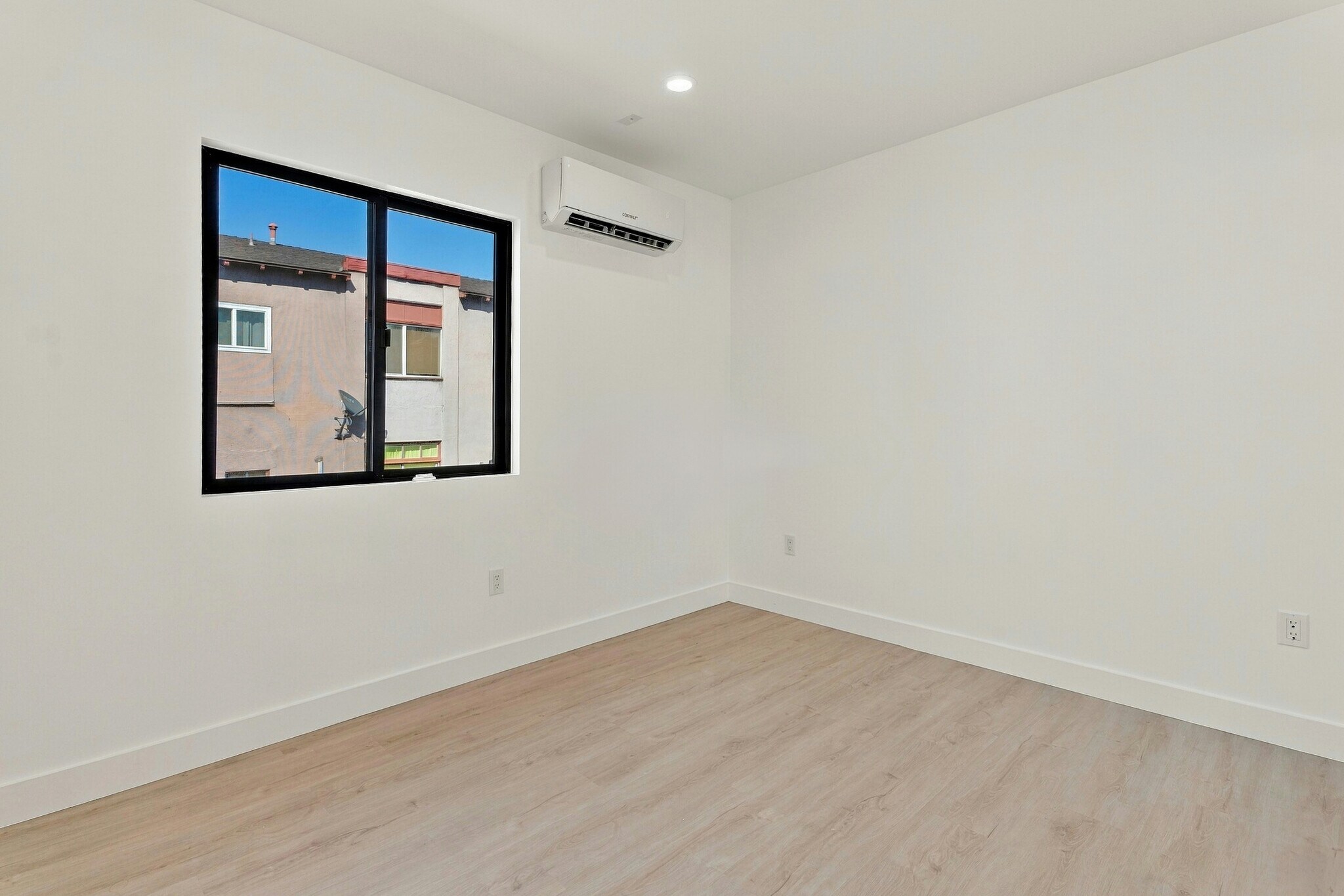 Building Photo - 615 N Coronado St