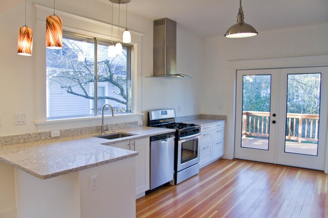 Building Photo - Gorgeous Home in the Heart of Hawthorne wi...