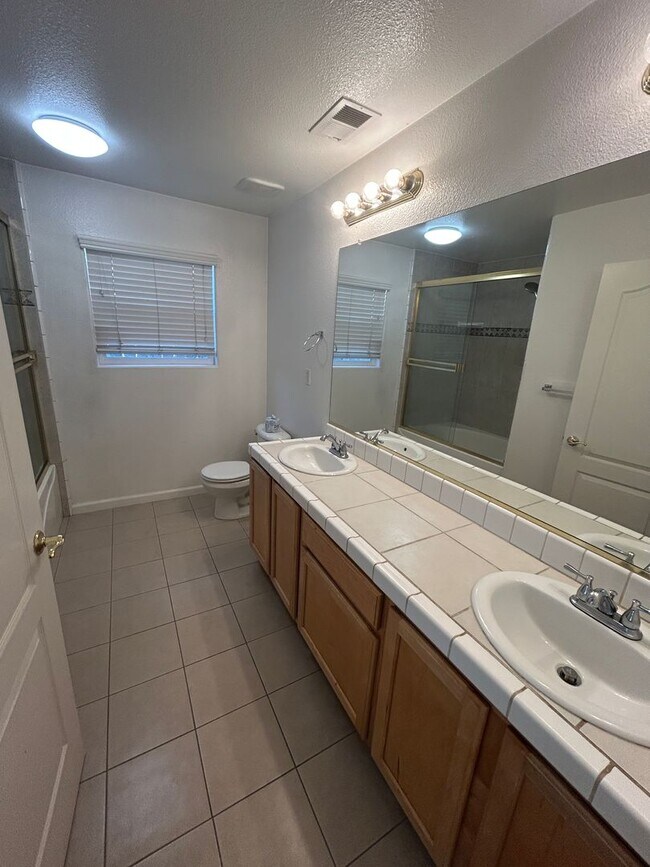 Building Photo - 2454 Ranier Way