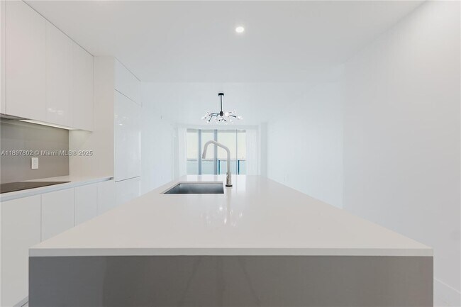 Building Photo - 700 NE 24th St