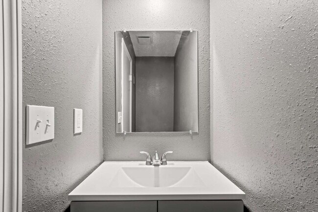 Building Photo - Spacious and updated townhome in Olathe!  1st month is Free!*