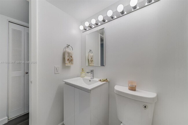 Building Photo - 1801 S Treasure Dr