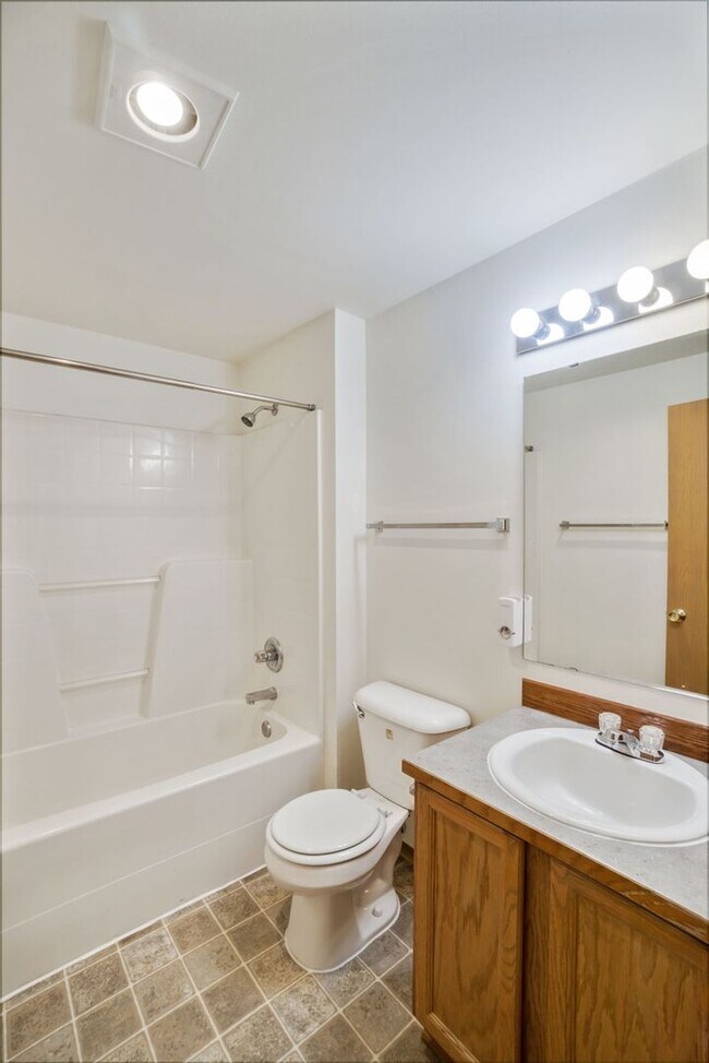 Building Photo - 4BR Split Level