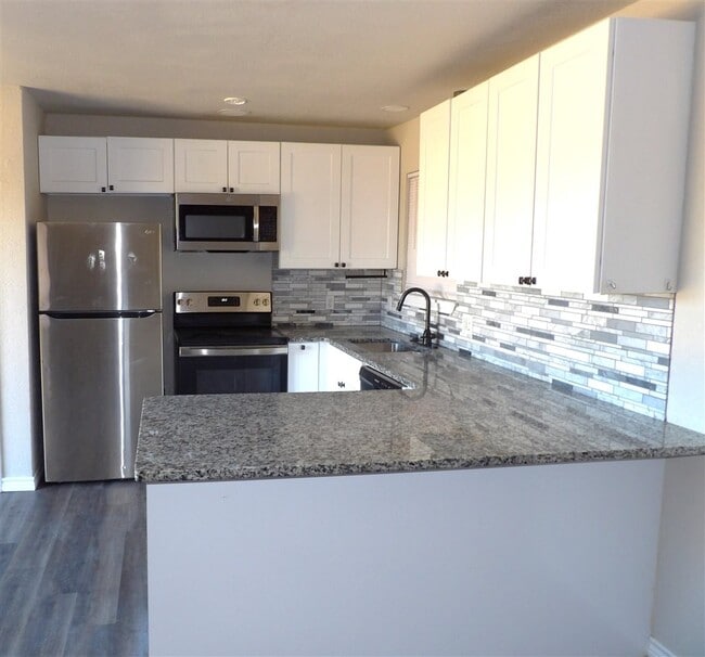 Building Photo - 125 SE Surrey Ln