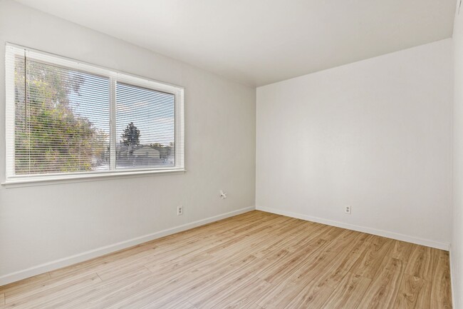 Building Photo - Large 3BD Townhome Style Apartment w/ Brand New Flooring in Hayward